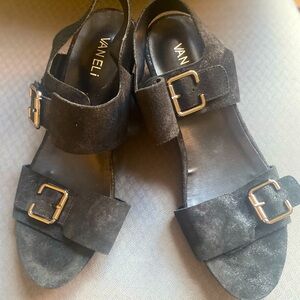 Comfortable Vanelli leather sandals.